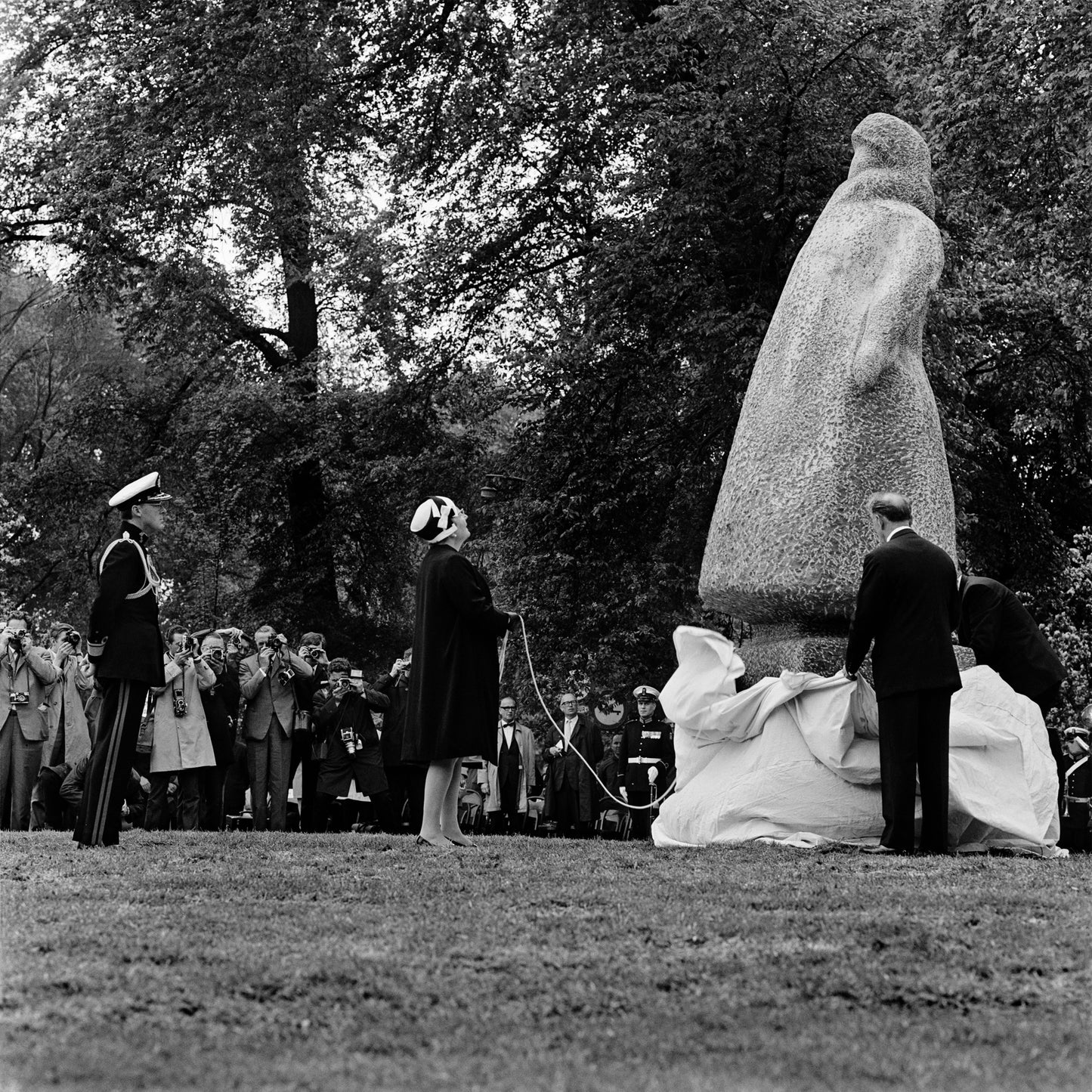 Wilhelmina standbeeld, Herbert Behrens