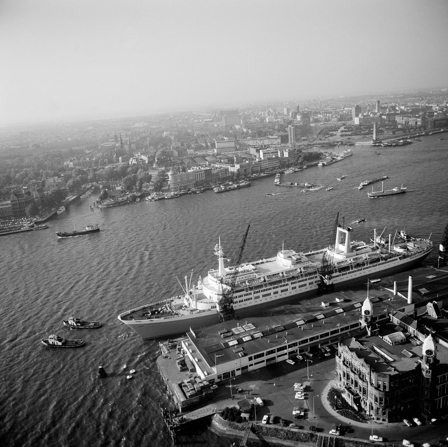 SS Rotterdam, Cas Oorthuys