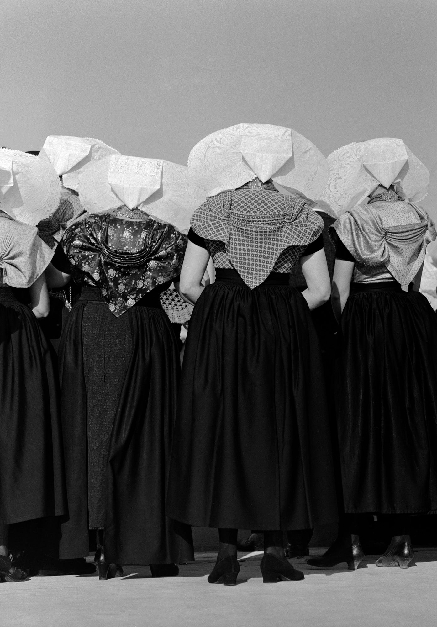 Vrouwen met protestantse klederdracht, Cas Oorthuys